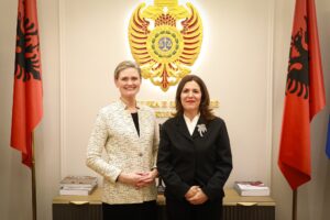 SHBA Mbështet Drejtësinë Shqiptare: VanHorn Takon Kryetaren e Re të Gjykatës Kushtetuese E Ngarkuara me Punë Nancy VanHorn dhe Kryetarja e Gjykatës Kushtetuese Fiona Papajorgji