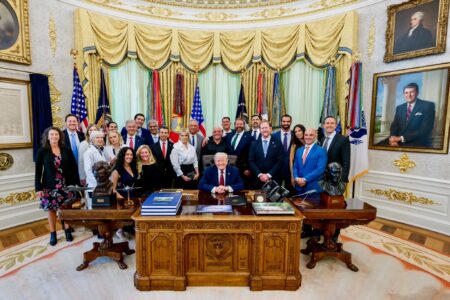Trump Urdhëron Rishikim të Përshpejtuar Federal të Trajtimeve Psikedeline për Shëndetin Mendor 55215859605 d4d3f3df31 o