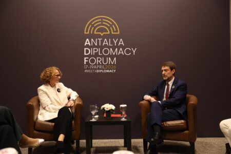 Ministri Hoxha takim me zv Sekretaren e Përgjithshme të NATO-s ferit hoxha