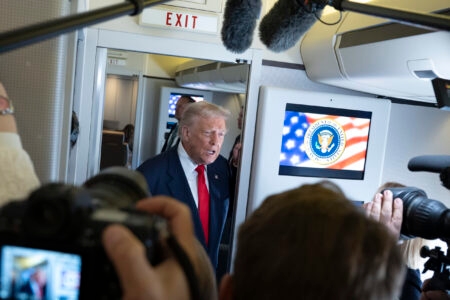 Trump Vendos Afat deri të Mërkurën: Irani të Zgjedhë Midis Diplomacisë dhe Bombardimeve president donald trump air force one scaled 1