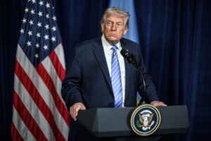 Trump Shpall Bllokadën Detare në Ngushticën e Hormuzit pasi Bisedimet për Paqe me Iranin Dështuan president donald trump scaled 1